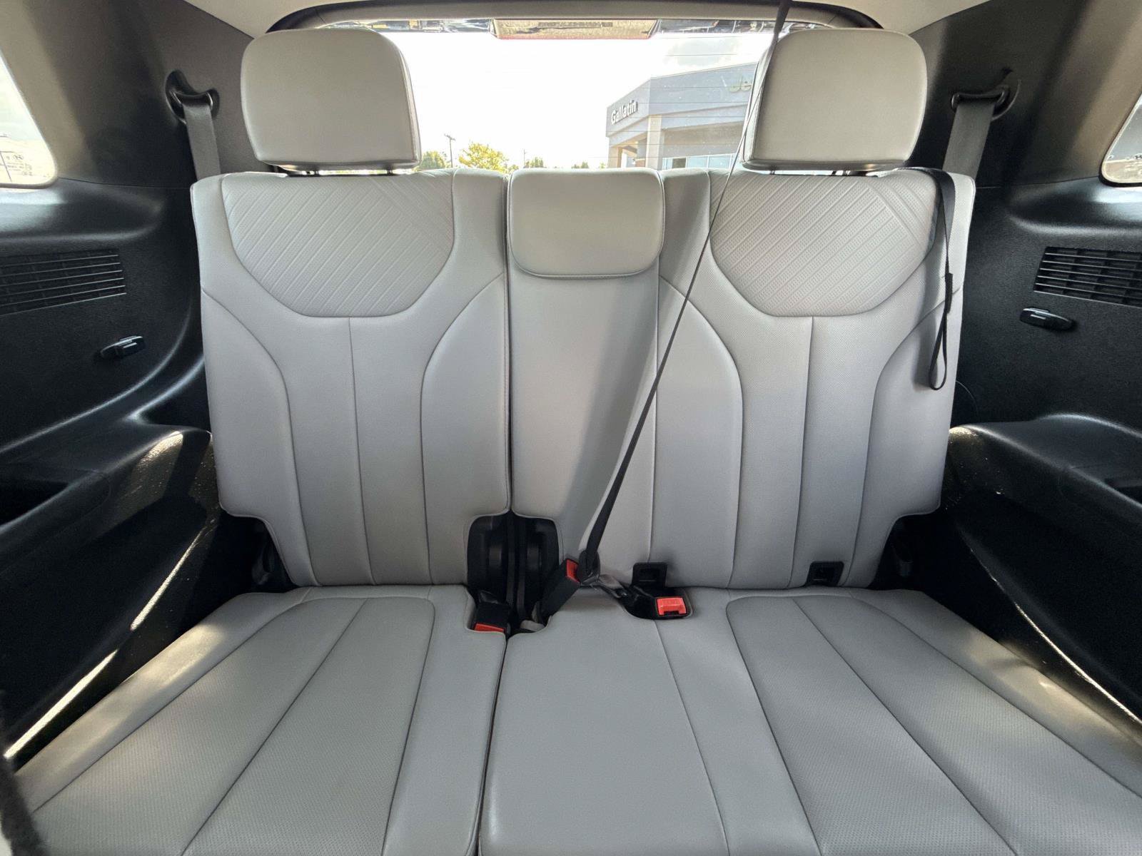 Used 2025 Hyundai Palisade SEL FWD image 16