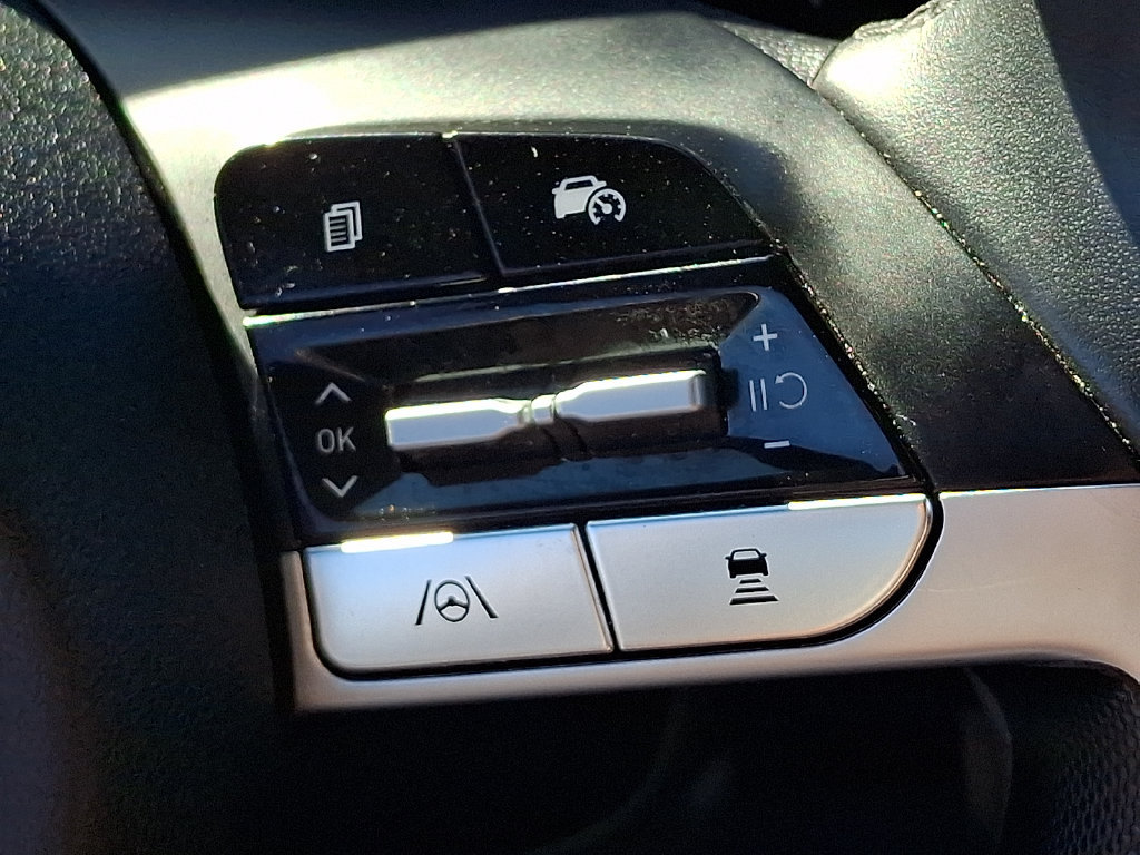 Used 2025 Hyundai Elantra SEL FWD image 23