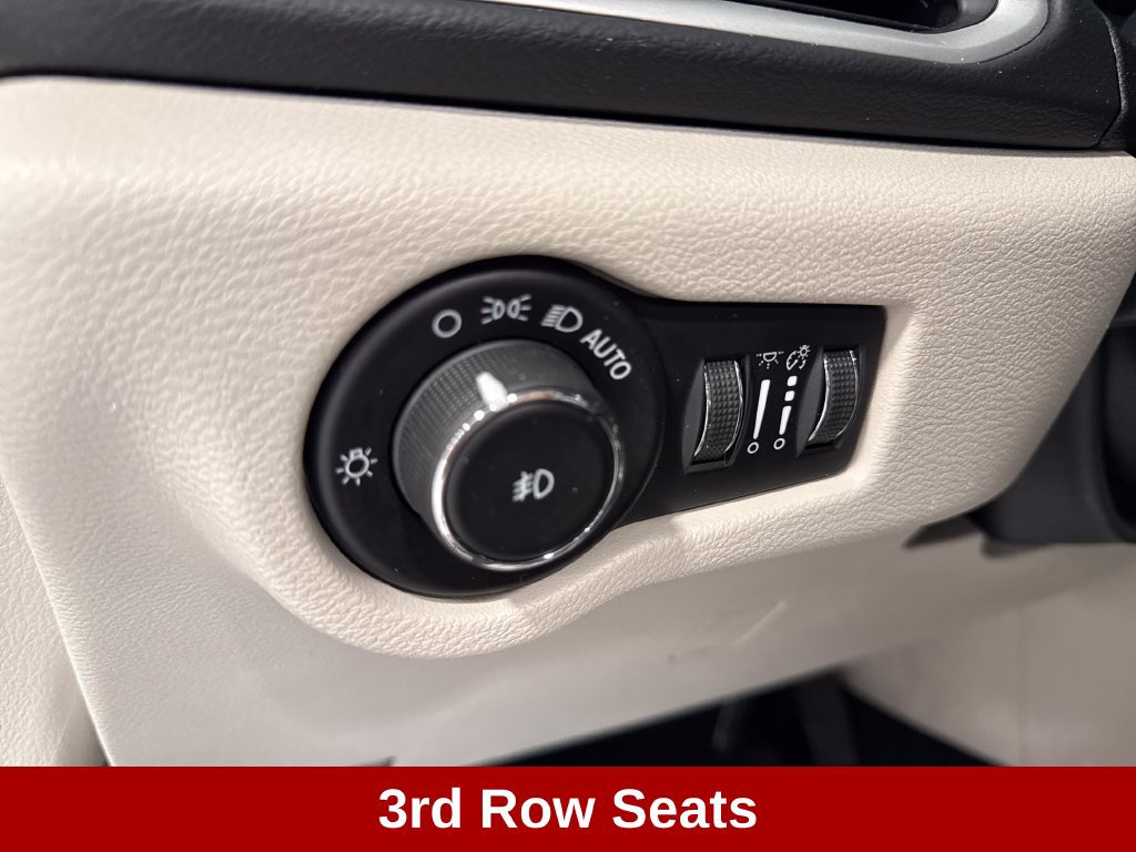 Used 2023 Chrysler Pacifica Touring-L FWD image 9