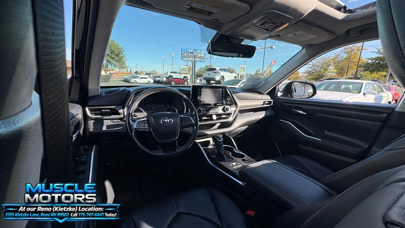Used 2021 Toyota Highlander XLE AWD/4WD image 12