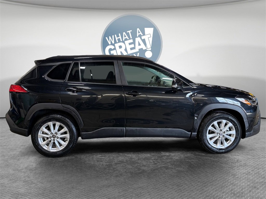 Used 2022 Toyota Corolla Cross LE image 2