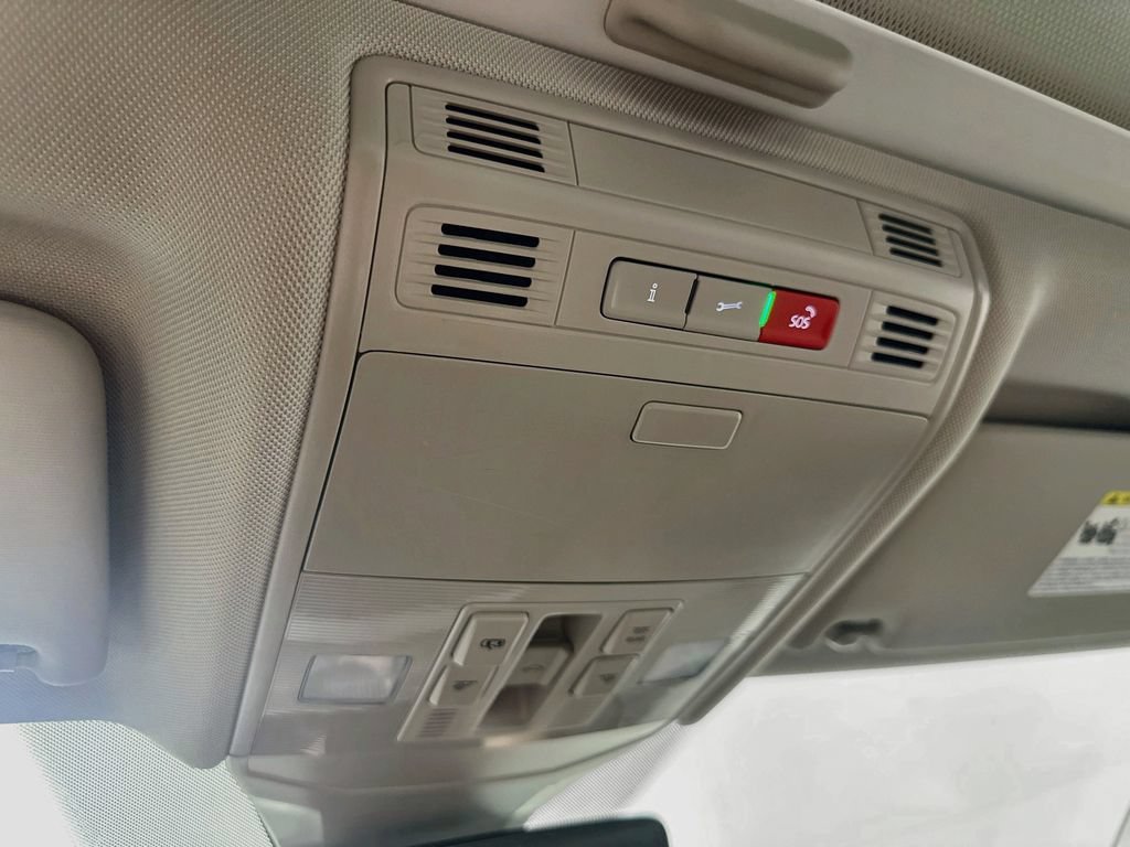 Used 2025 Volkswagen Jetta SE FWD image 33