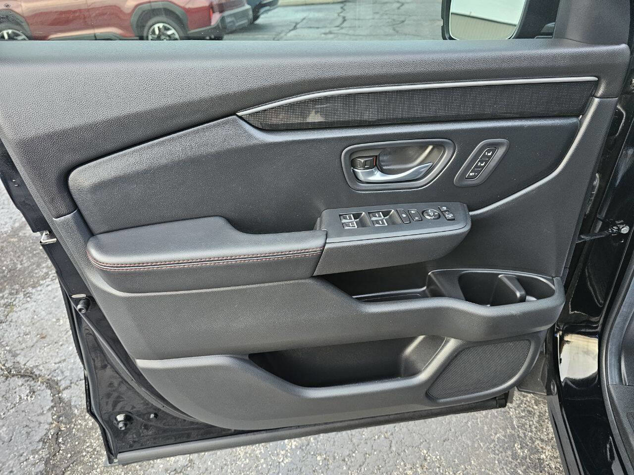 Used 2025 Honda Pilot Black Edition image 15
