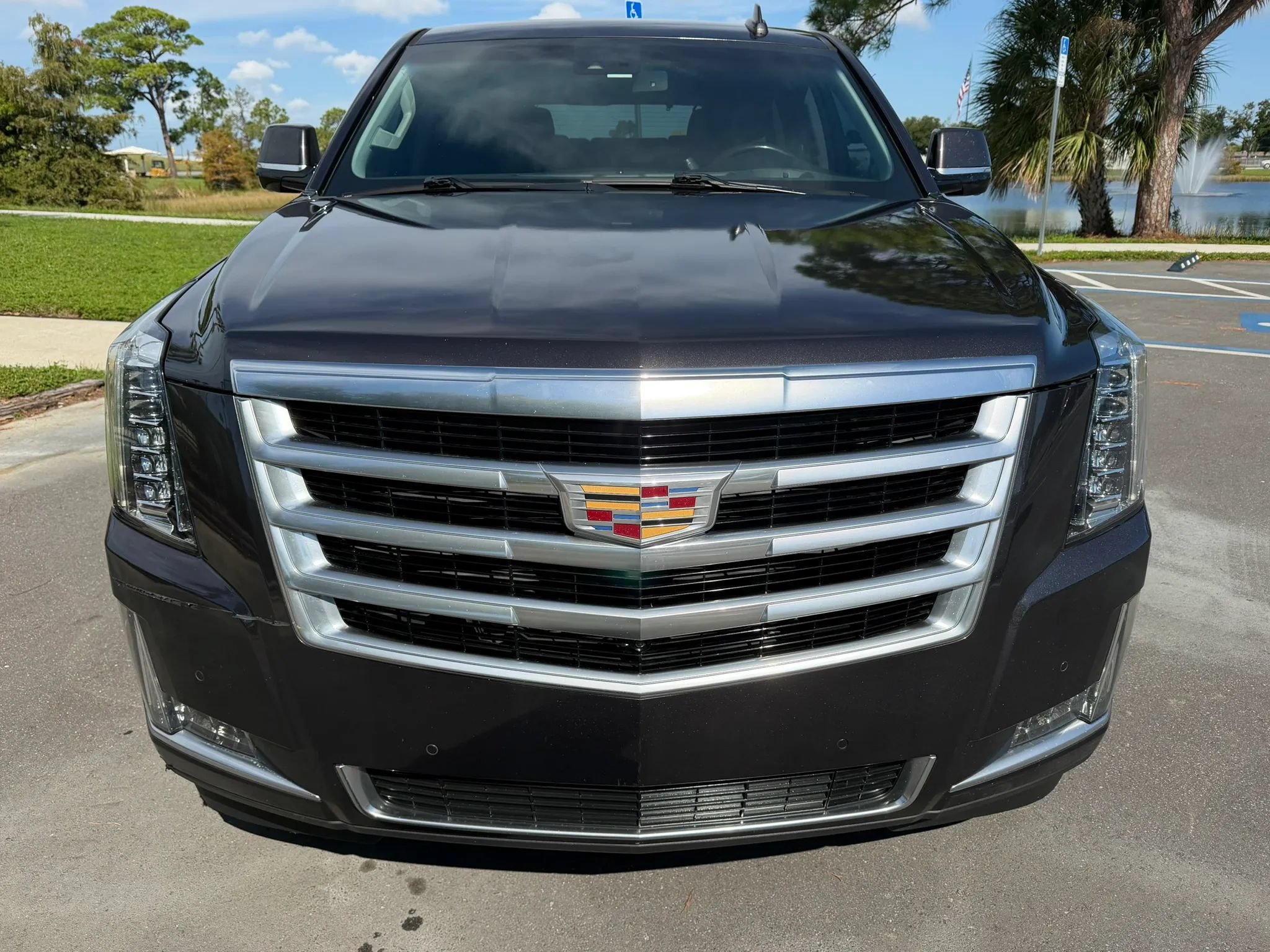 Used 2016 Cadillac Escalade Luxury RWD image 3