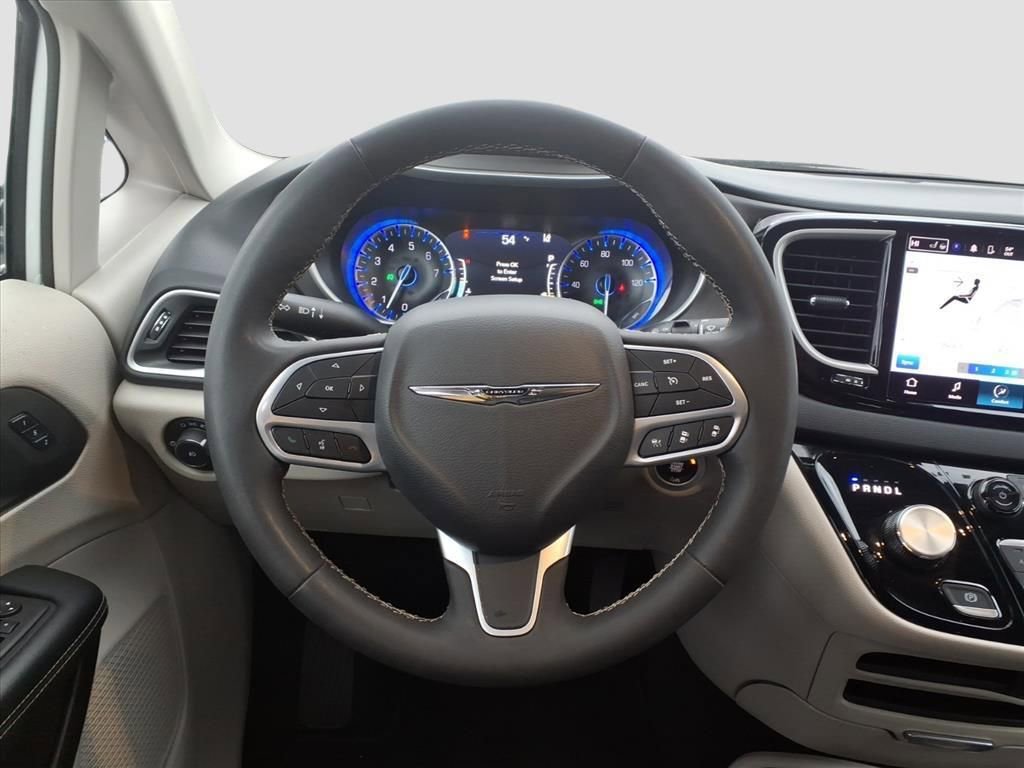 Used 2023 Chrysler Pacifica Touring-L image 16