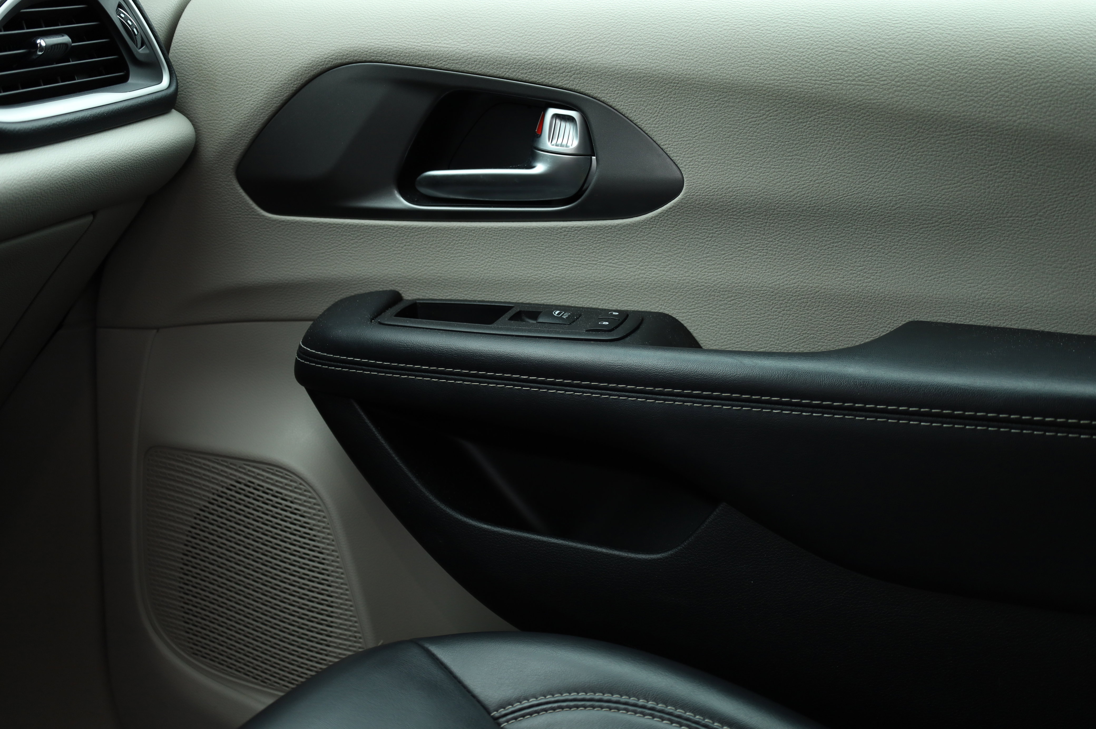 Used 2023 Chrysler Pacifica Touring-L image 11