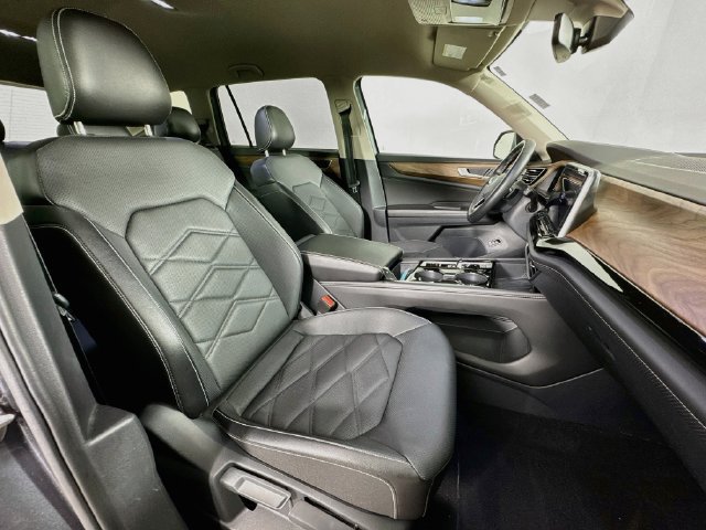 Used 2025 Volkswagen Atlas SE AWD/4WD image 29