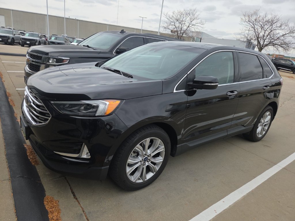 Used 2019 Ford Edge Titanium w/ Equipment Group 301A AWD/4WD image 2