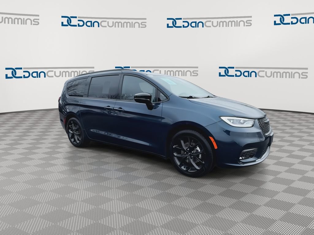 Used 2025 Chrysler Pacifica Limited image 2