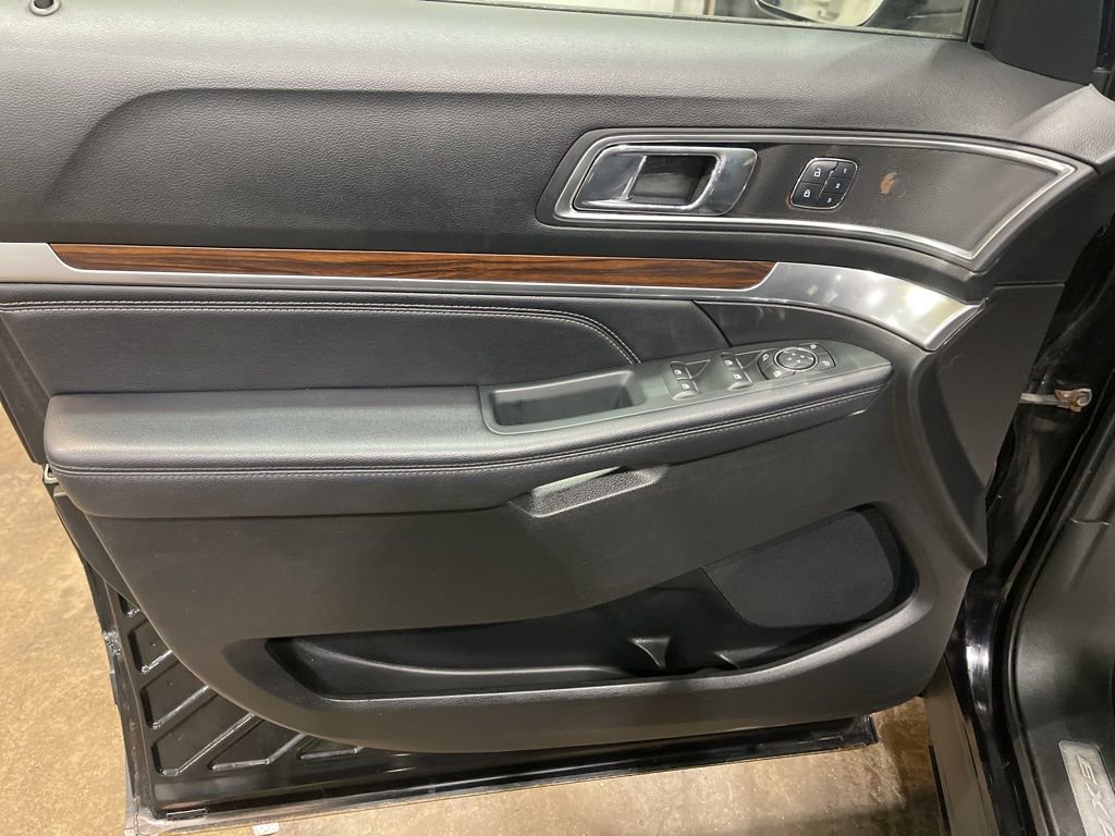 Used 2018 Ford Explorer Limited w/ Equipment Group 301A image 7