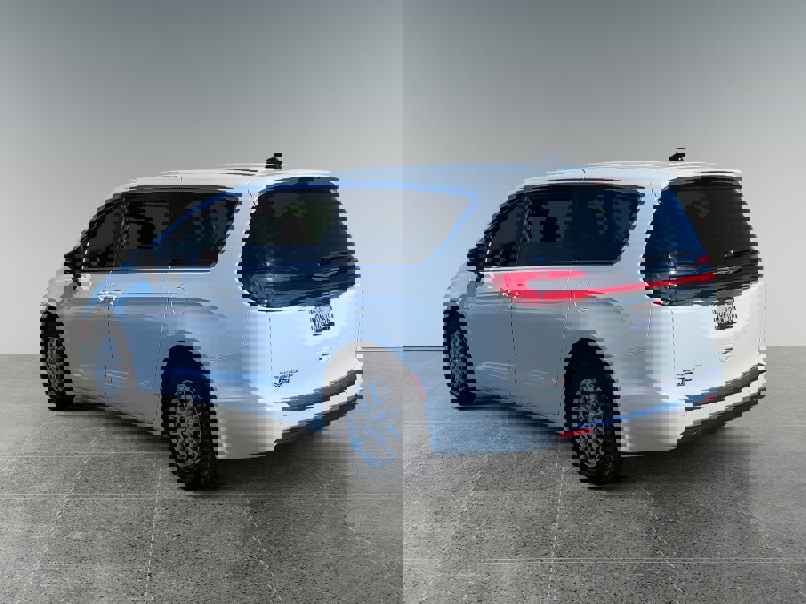 Used 2024 Chrysler Pacifica Touring image 3