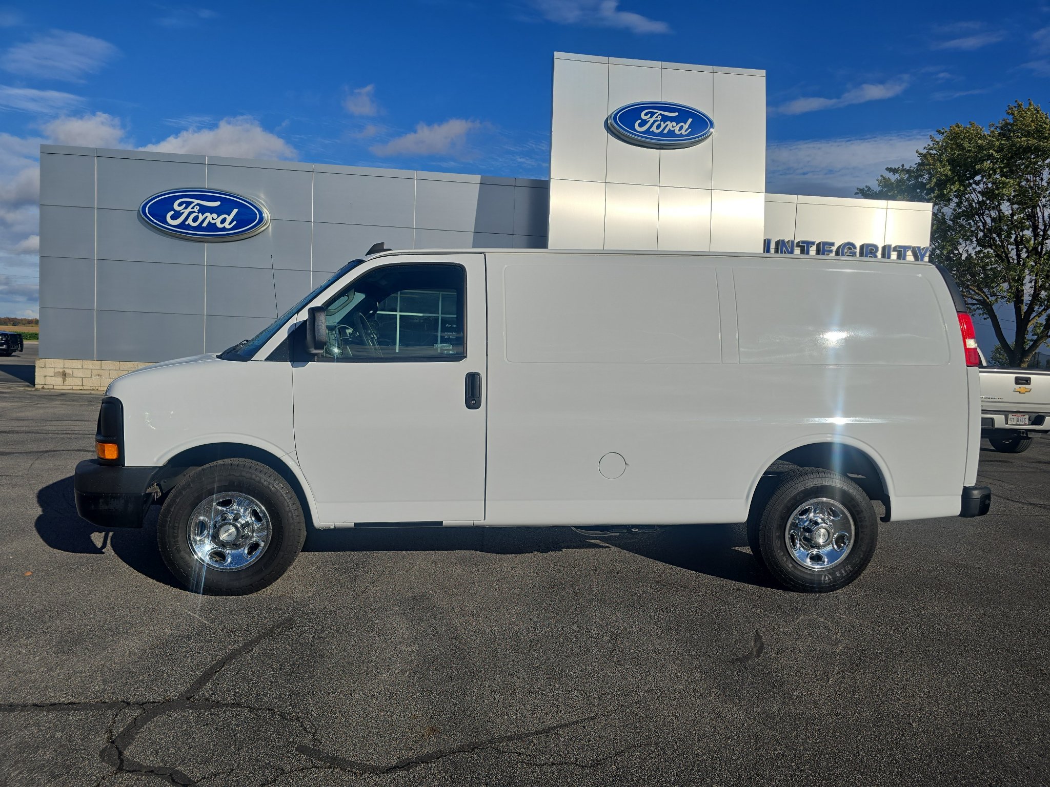 Used 2016 Chevrolet Express 2500 RWD image 4