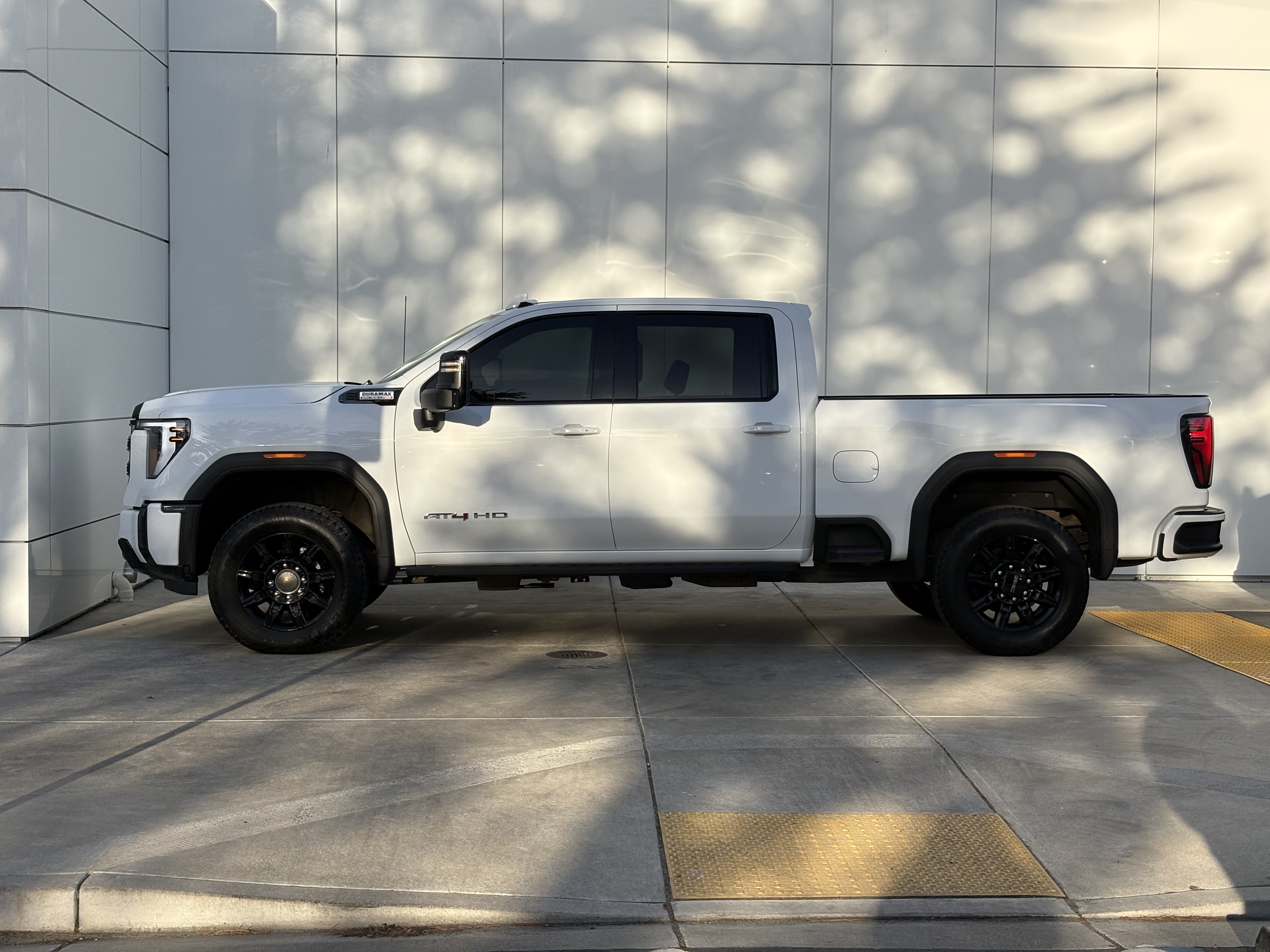 Used 2025 GMC Sierra 2500 AT4 w/ AT4 Premium Plus Package AWD/4WD image 4