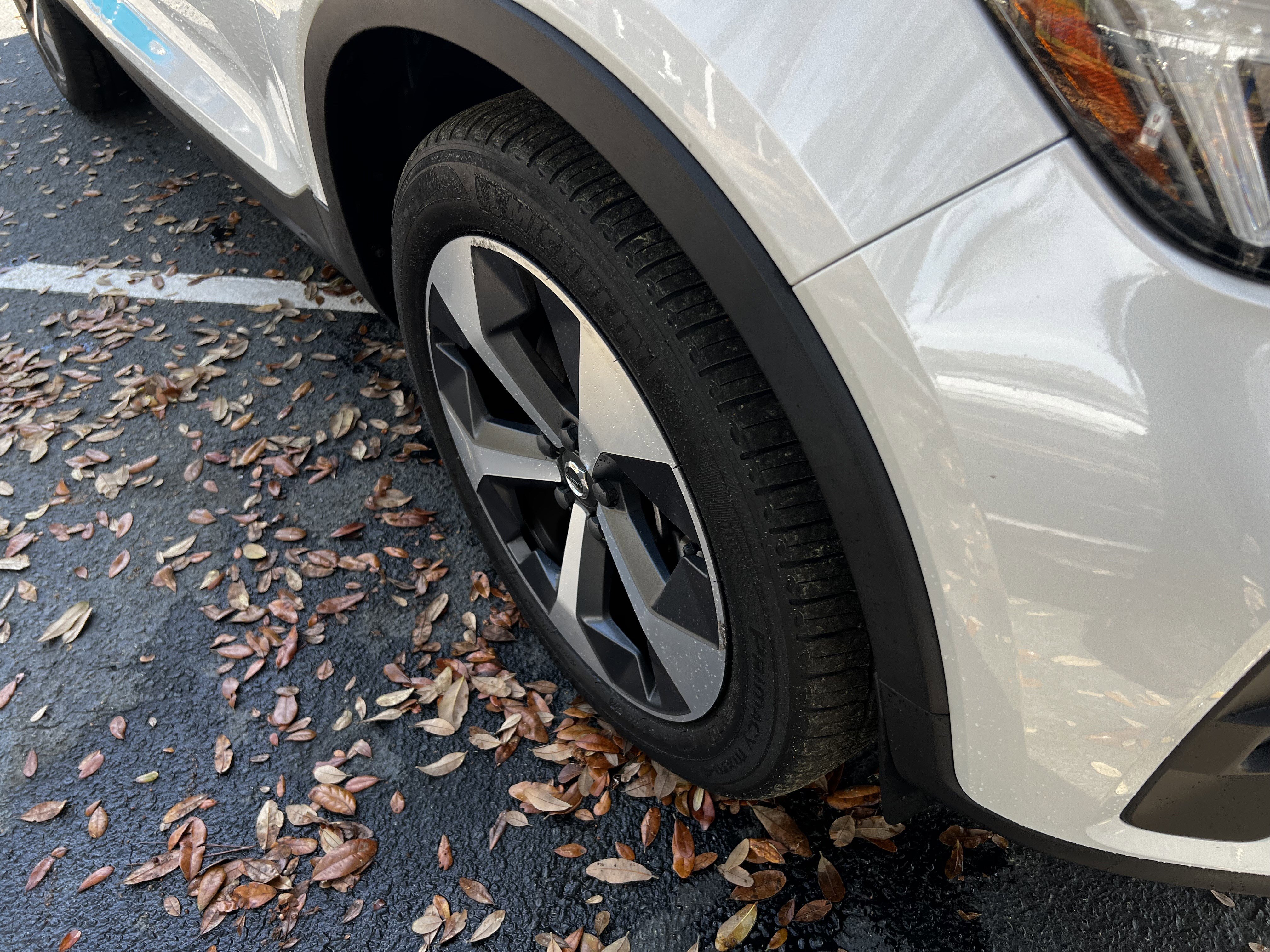 Used 2023 Volvo XC40 B5 Plus image 11