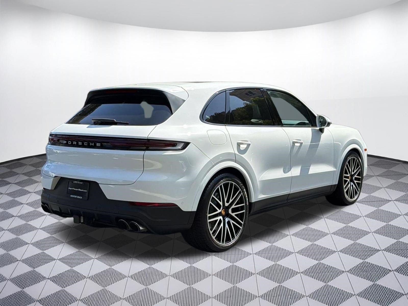 Used 2024 Porsche Cayenne AWD/4WD image 9
