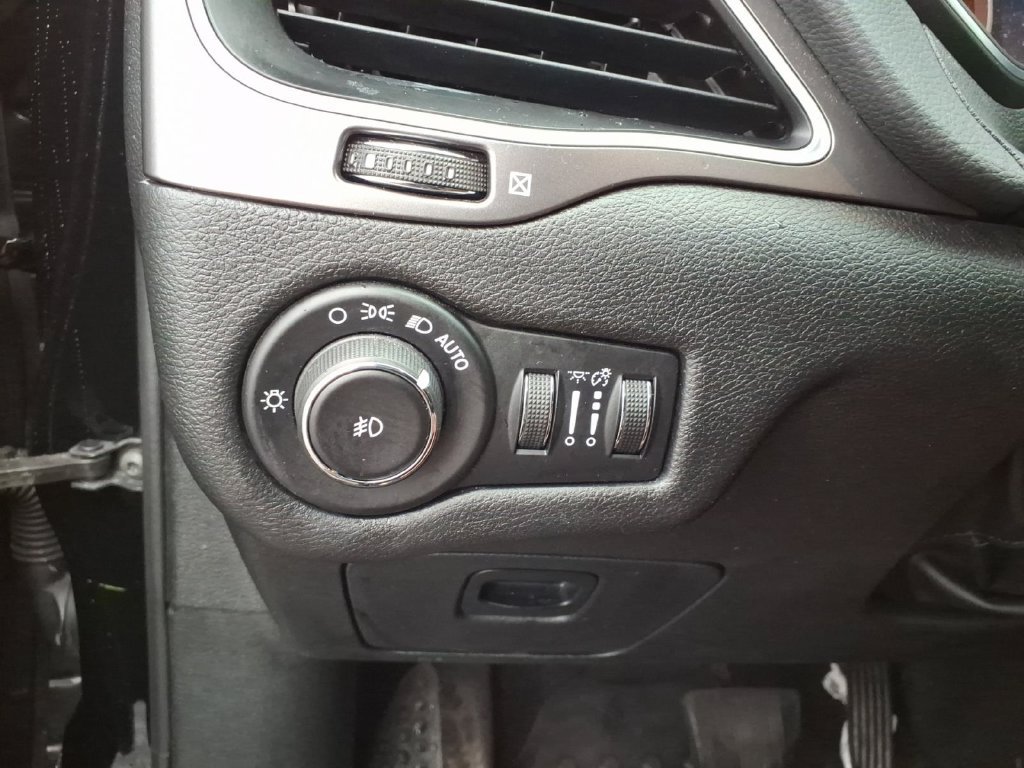 Certified 2019 Jeep Cherokee Latitude Plus w/ Cold Weather Group AWD/4WD image 13