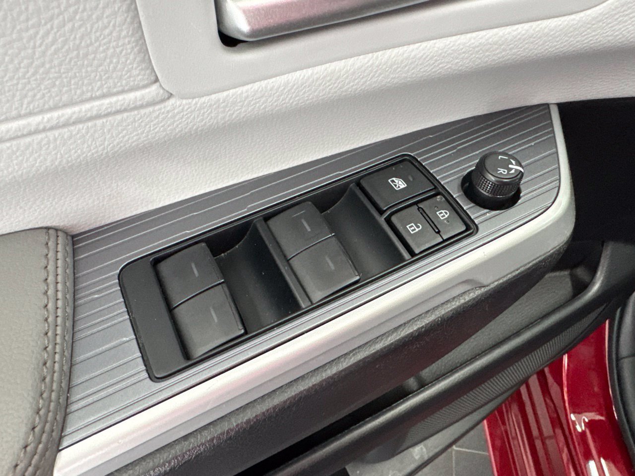 Used 2026 Toyota Sienna XLE FWD image 37