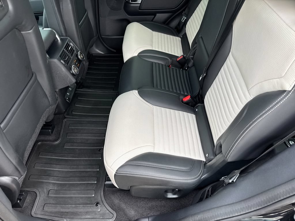 Used 2025 Land Rover Discovery S AWD/4WD image 29