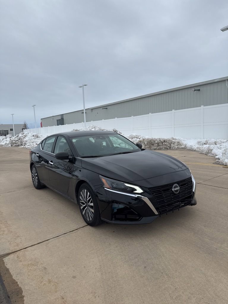 Used 2024 Nissan Altima 2.5 SV image 3