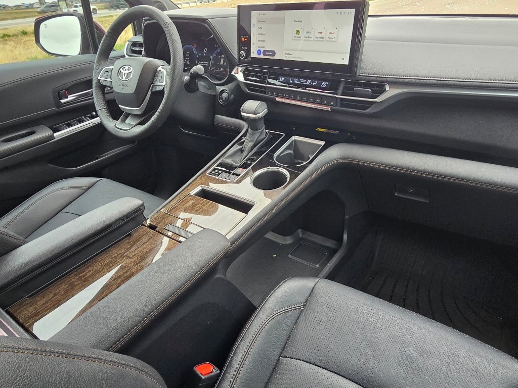 Used 2026 Toyota Sienna Limited image 28