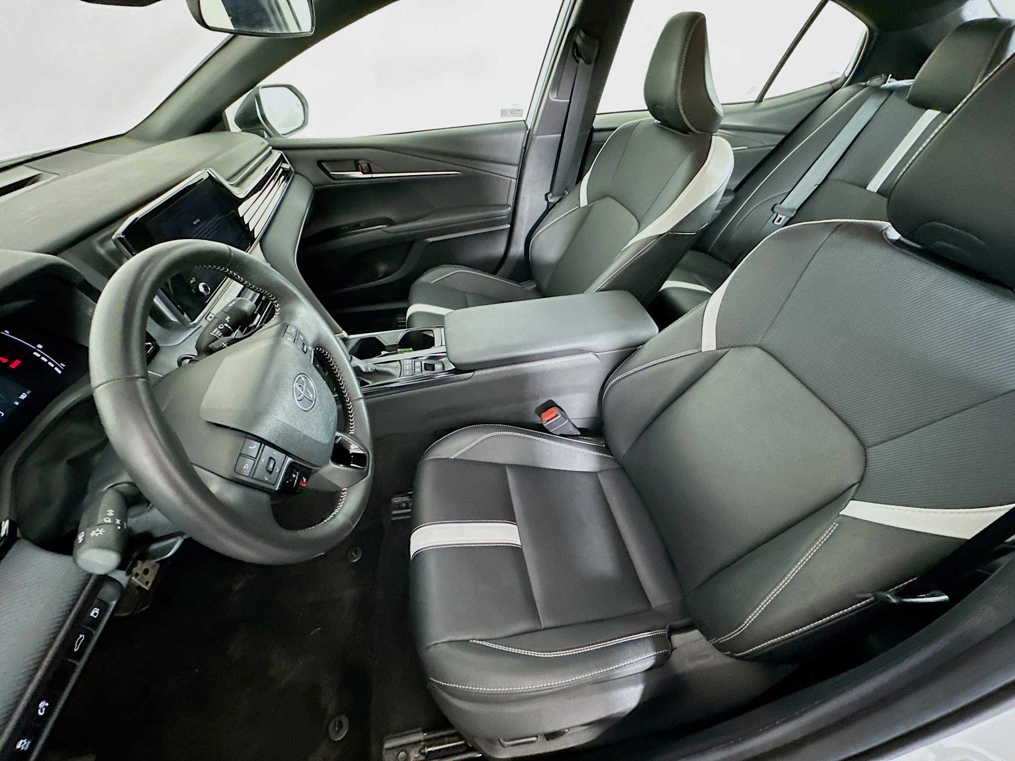 Used 2025 Toyota Camry SE image 13