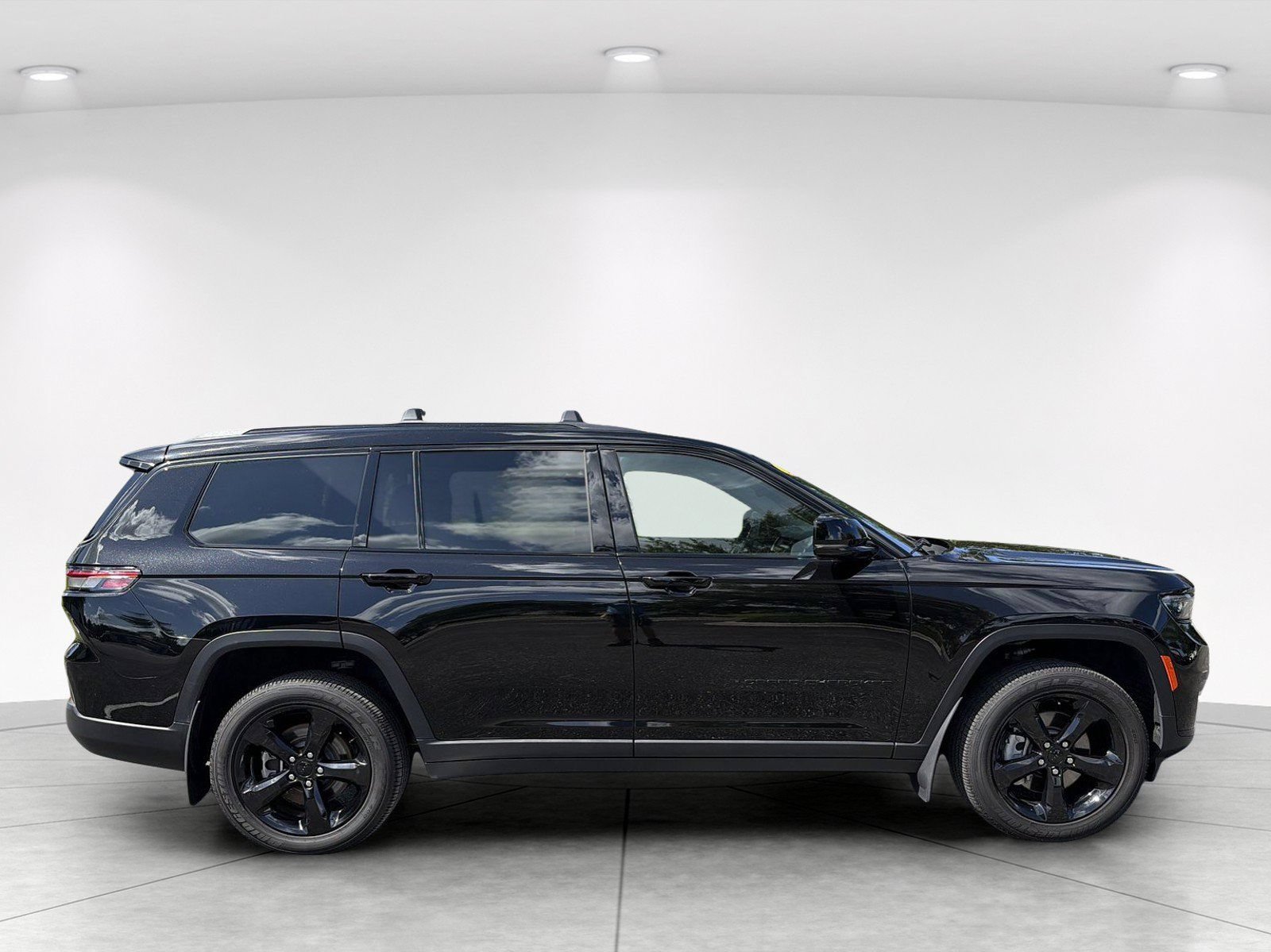 Used 2024 Jeep Grand Cherokee L Altitude AWD/4WD image 3