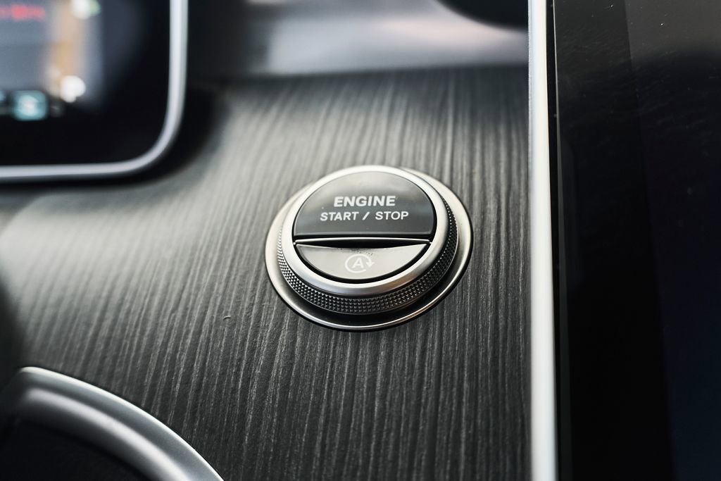 Used 2025 Mercedes-Benz C 300 4MATIC Sedan image 27