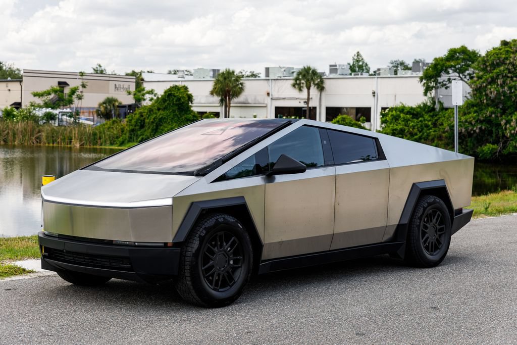 Used 2025 Tesla Cybertruck AWD Crew Cab image 7