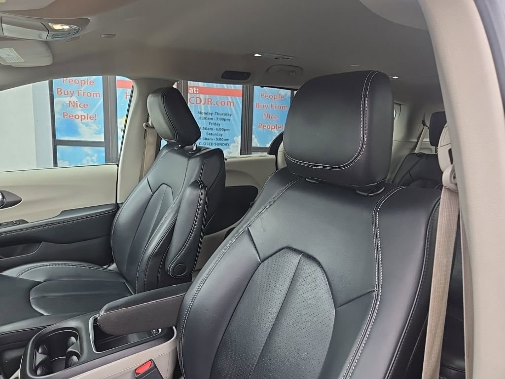 Used 2024 Chrysler Pacifica Touring-L FWD image 27