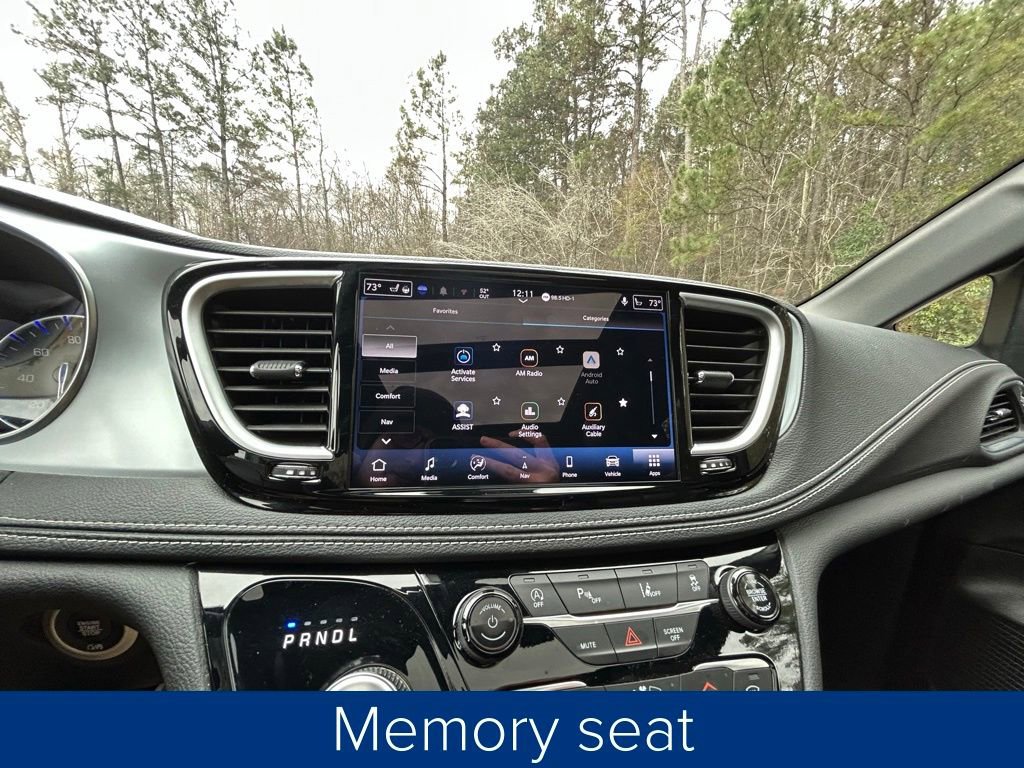 Used 2025 Chrysler Pacifica Limited image 38