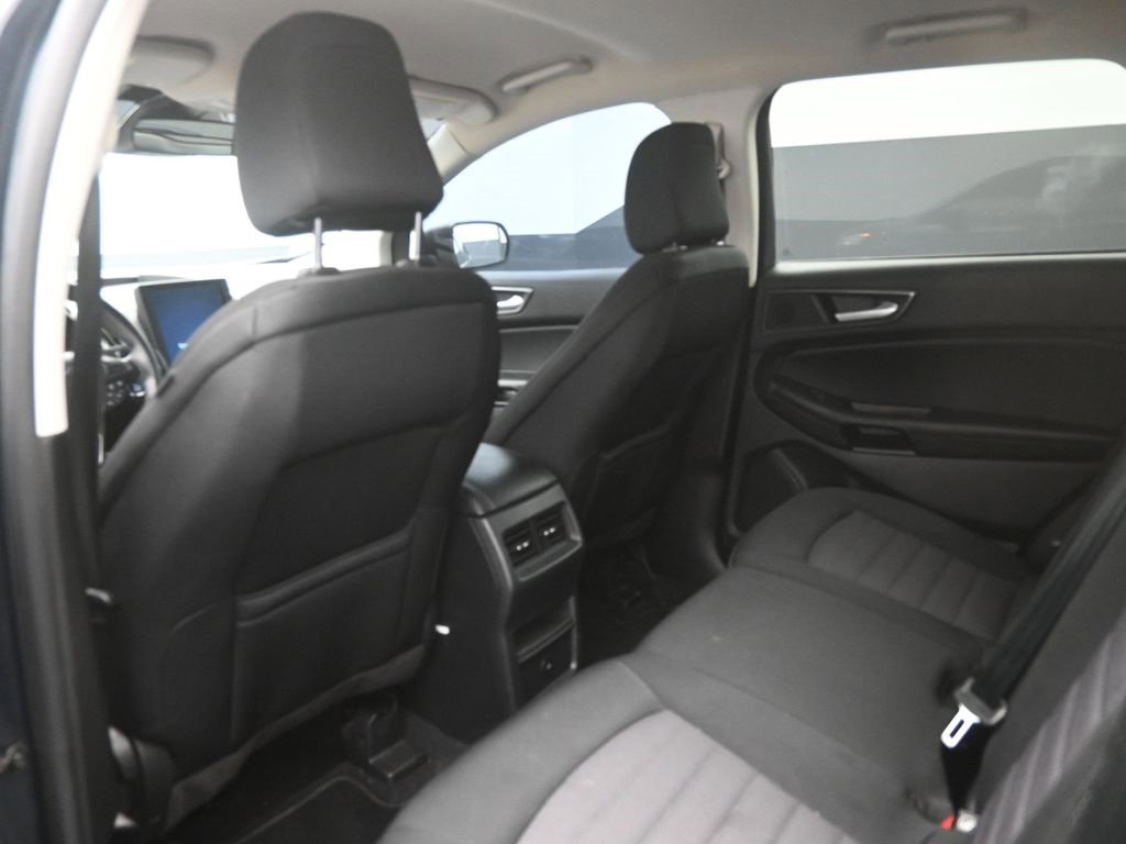 Used 2023 Ford Edge SE image 2