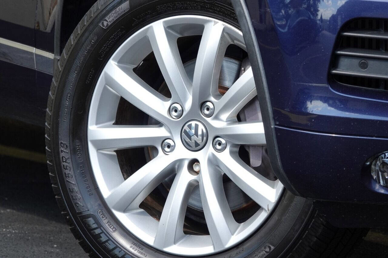Used 2012 Volkswagen Touareg Sport image 87