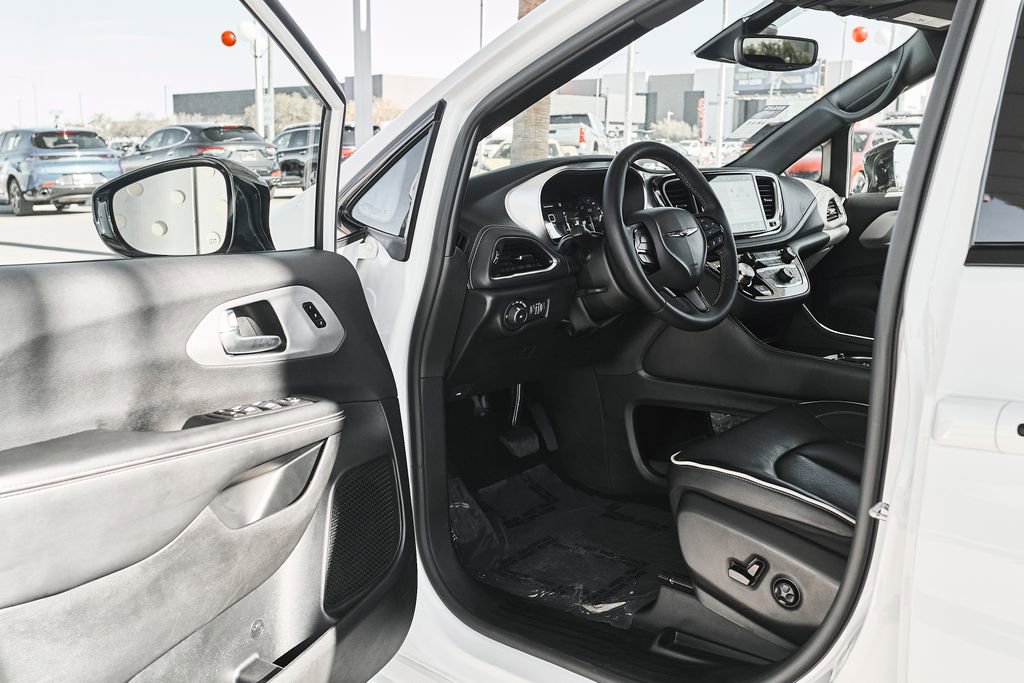 Used 2025 Chrysler Pacifica Limited image 12