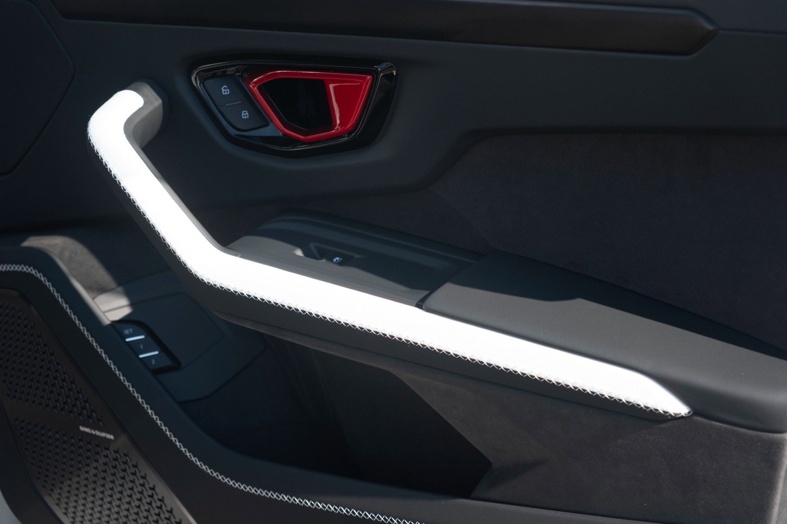 Used 2025 Lamborghini Urus SE AWD/4WD image 20