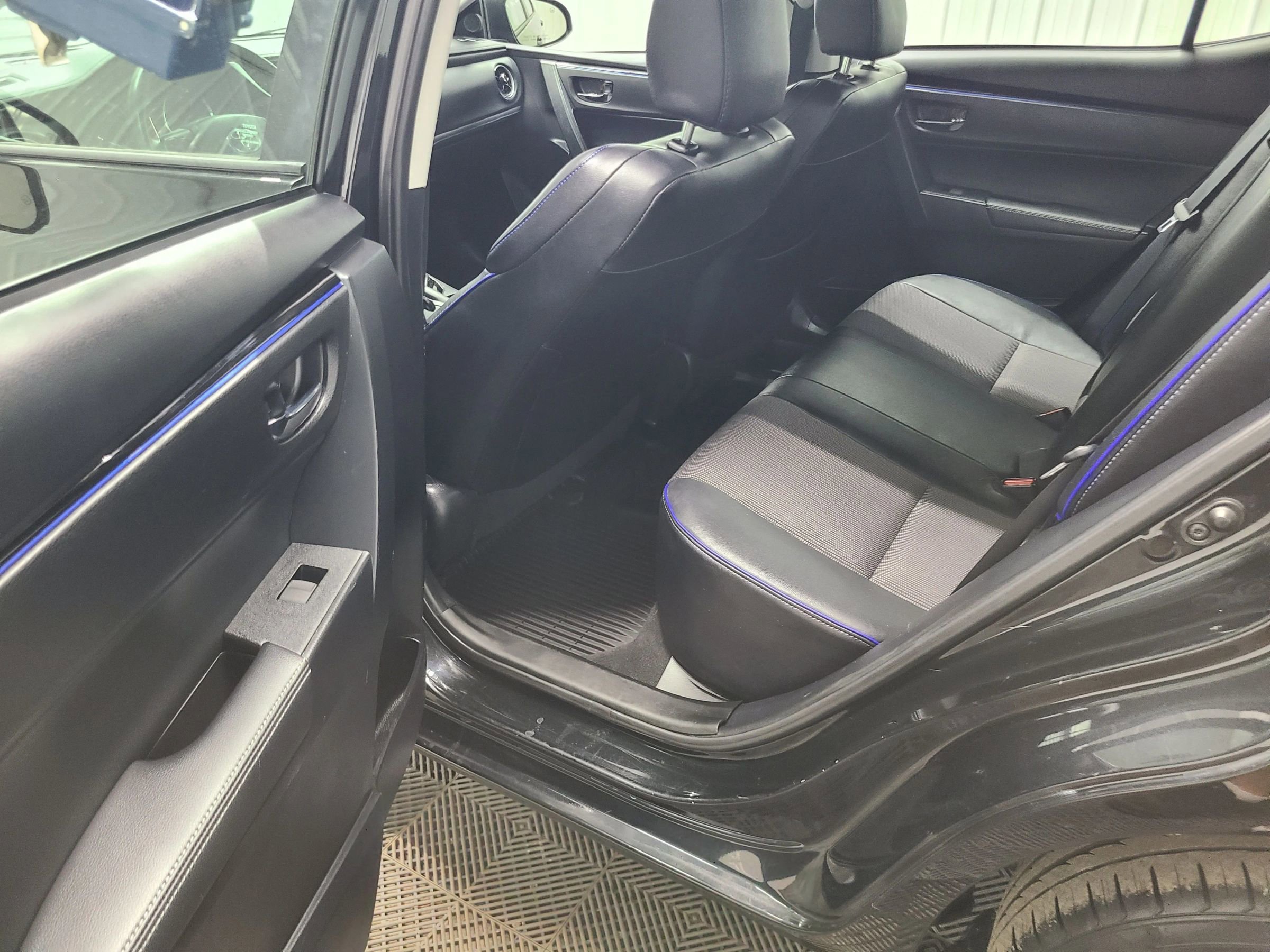 Used 2018 Toyota Corolla SE FWD image 34