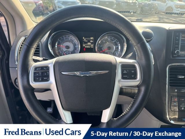 Used 2014 Chrysler Town & Country Touring-L w/ Trailer Tow Group FWD image 19