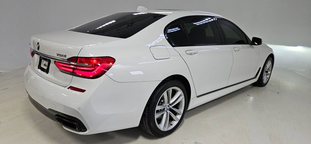 Used 2017 BMW 750i xDrive image 9