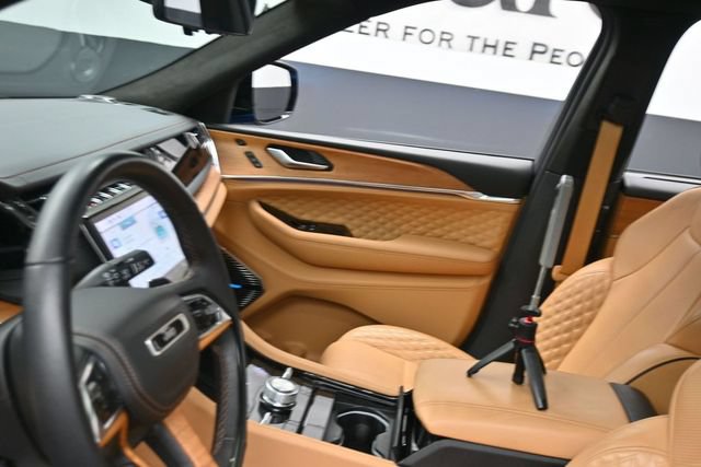 Used 2023 Jeep Grand Cherokee Summit AWD/4WD image 15