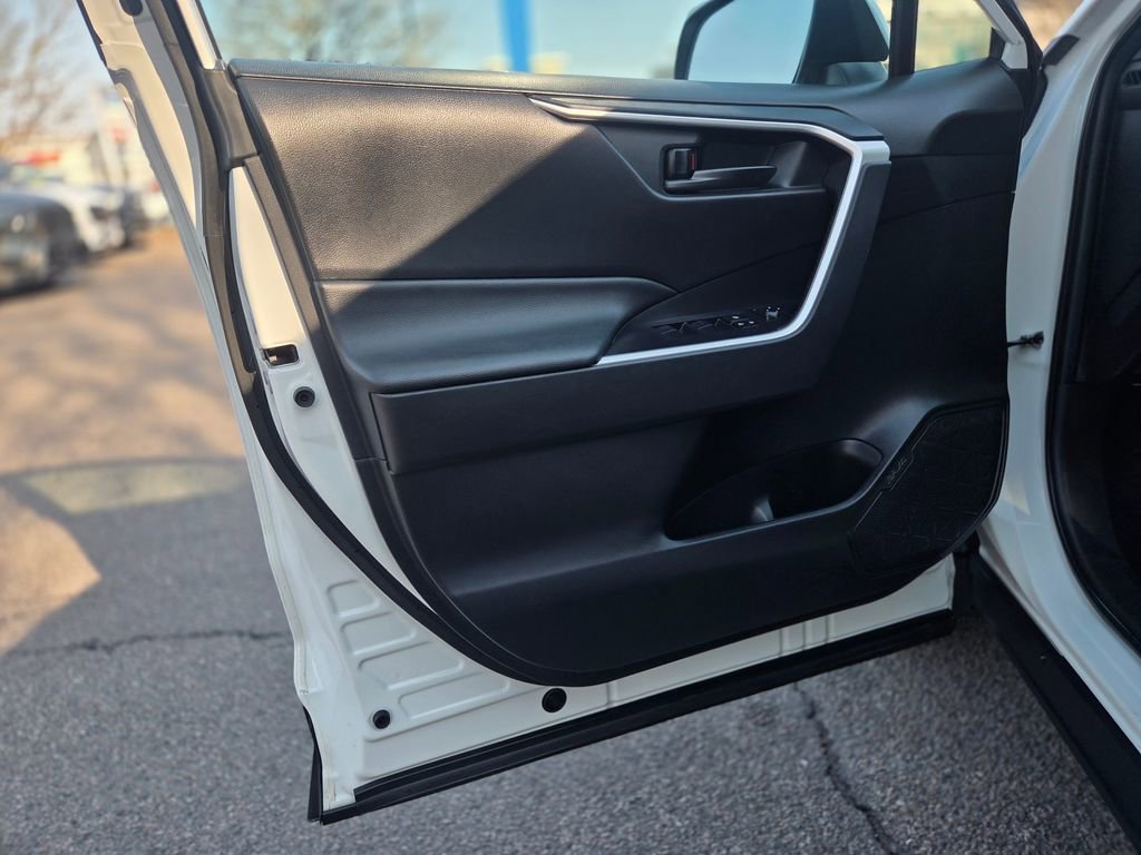 Used 2022 Toyota RAV4 LE AWD/4WD image 11