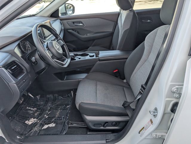 Used 2022 Nissan Rogue SV image 2