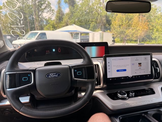 Used 2025 Ford Expedition Active AWD/4WD image 2