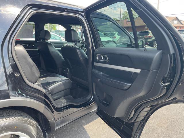 Used 2017 Ford Explorer XLT w/ Equipment Group 202A AWD/4WD image 13