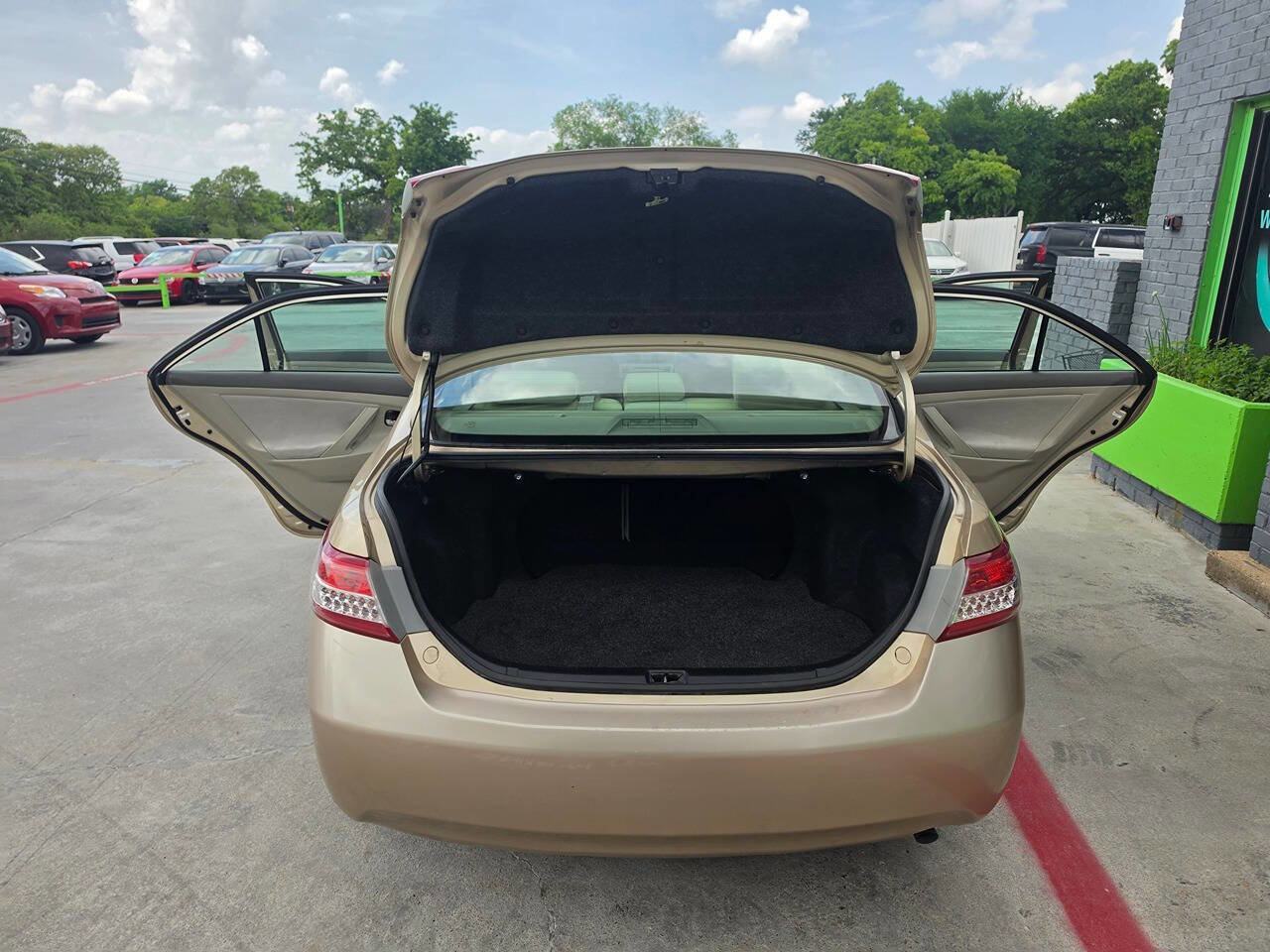 Used 2010 Toyota Camry LE image 24