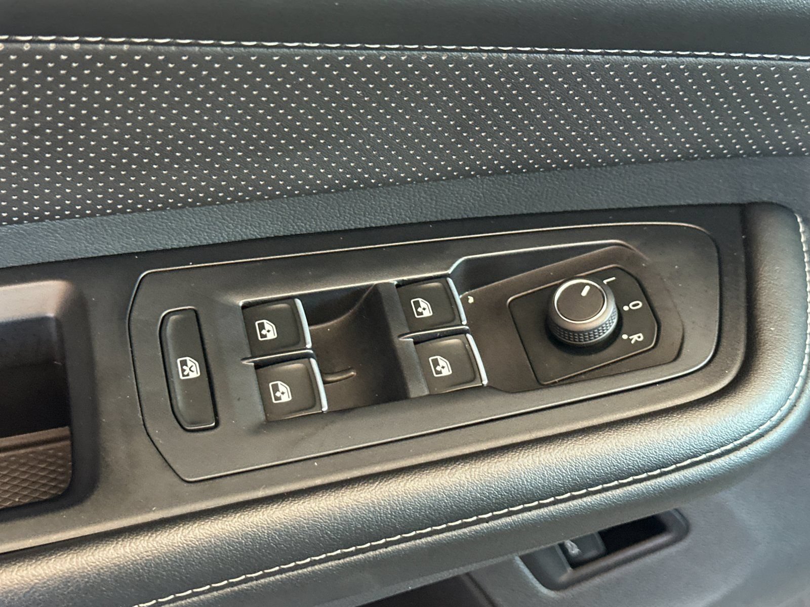 Used 2024 Volkswagen Atlas SE AWD/4WD image 13