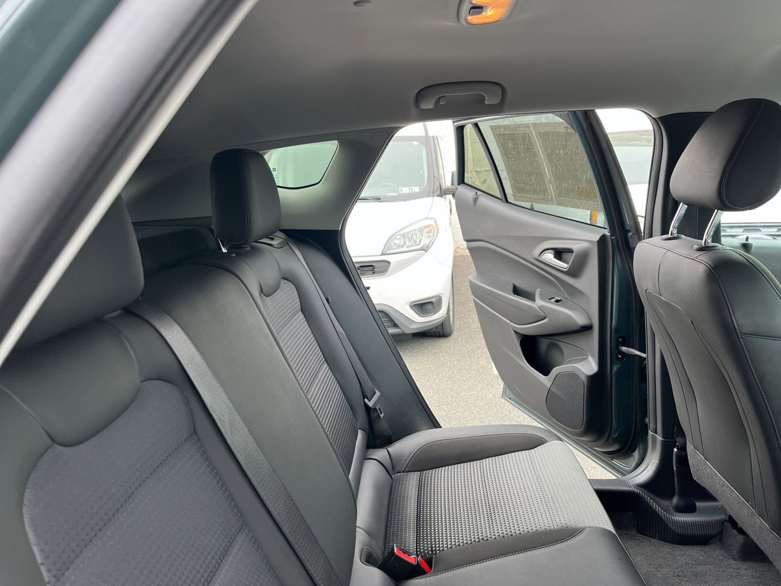 Used 2025 Chevrolet Trax LT FWD image 37