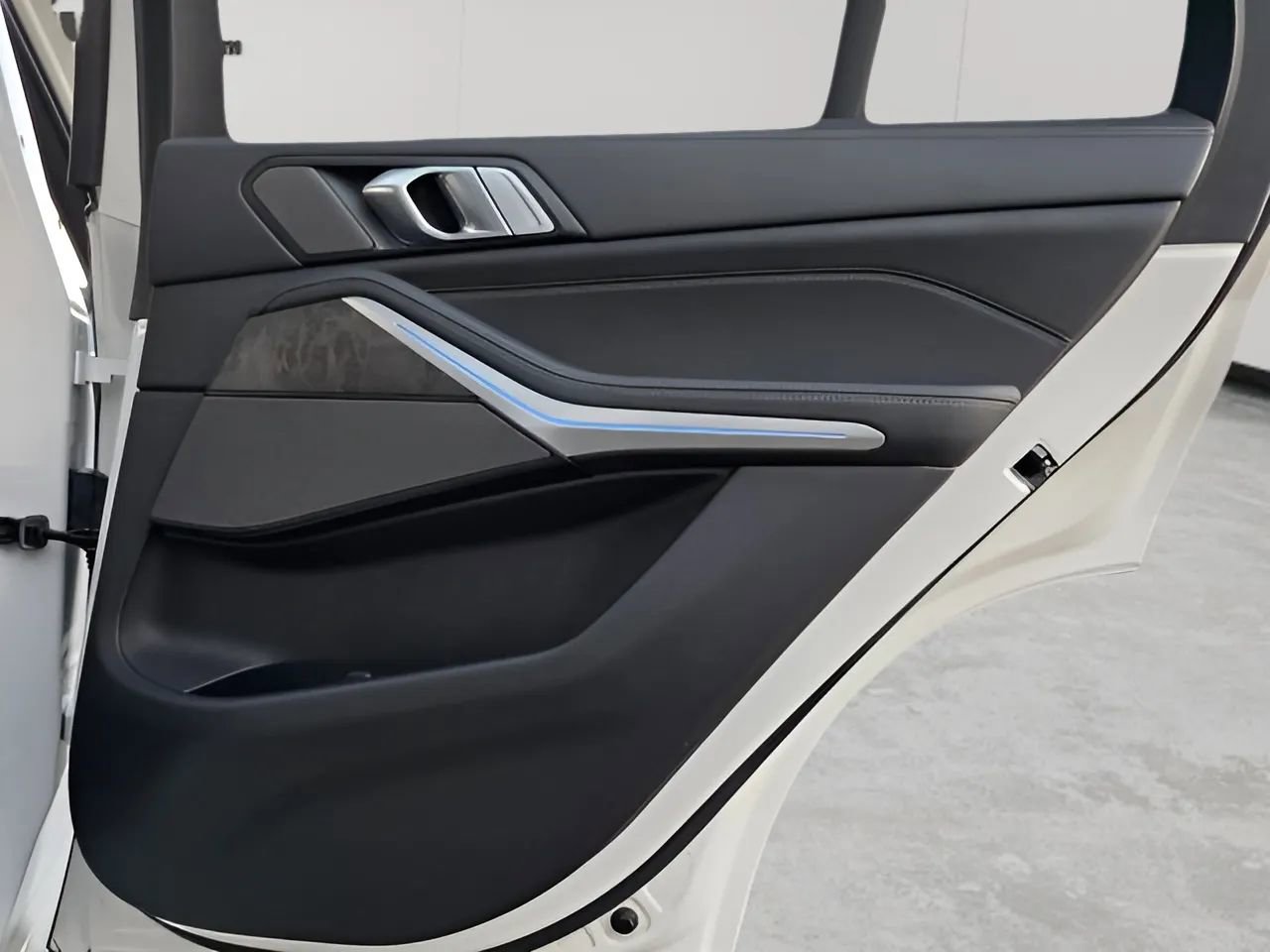 Used 2024 BMW X5 sDrive40i w/ M Sport Package image 42