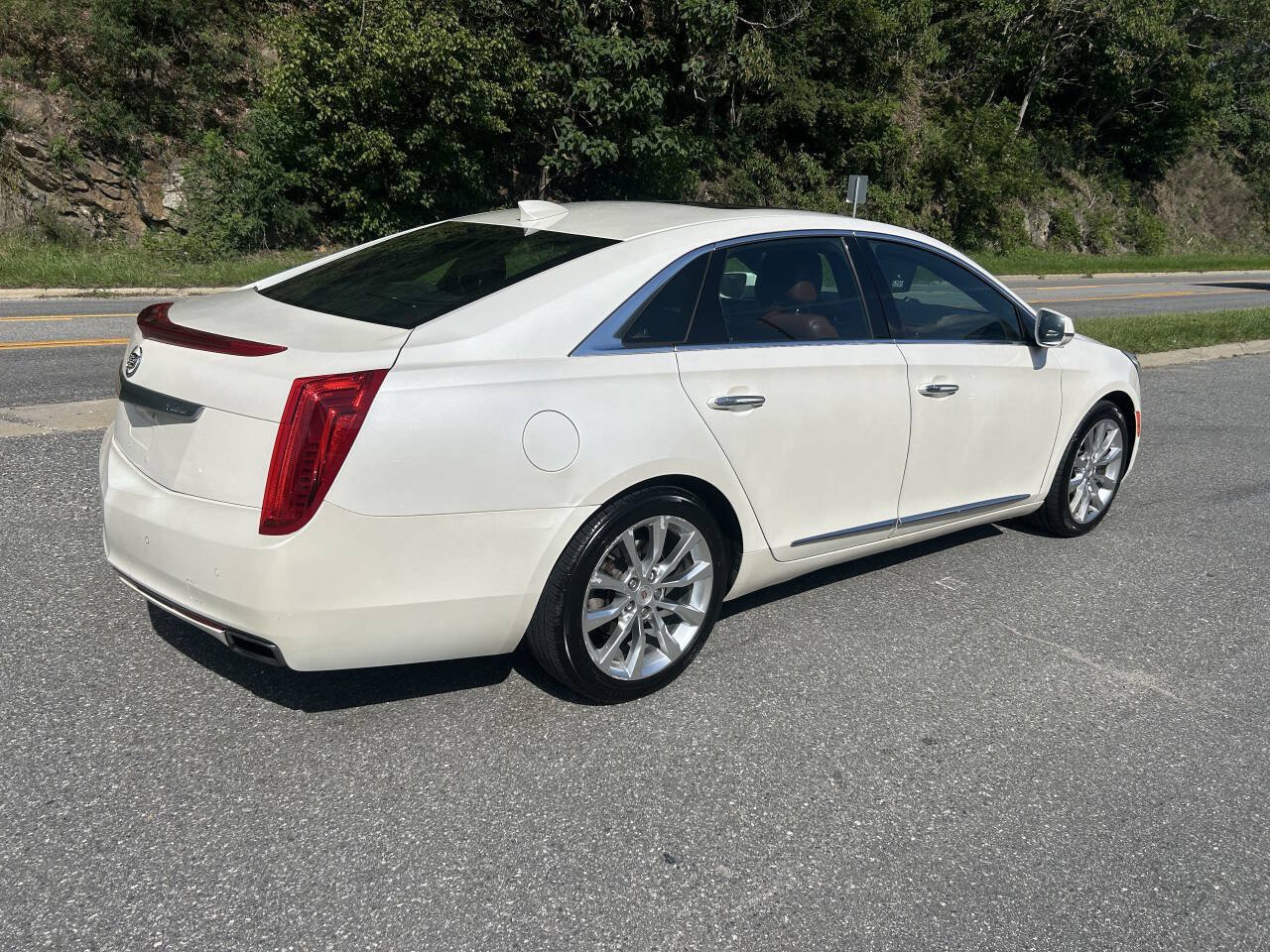 Used 2015 Cadillac XTS Luxury w/ Driver Awareness Package AWD/4WD image 7