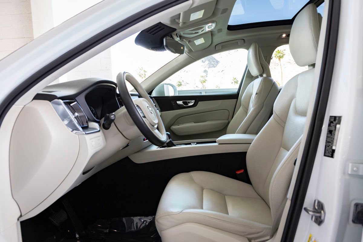 Used 2018 Volvo XC60 T5 Momentum w/ Vision Package image 14