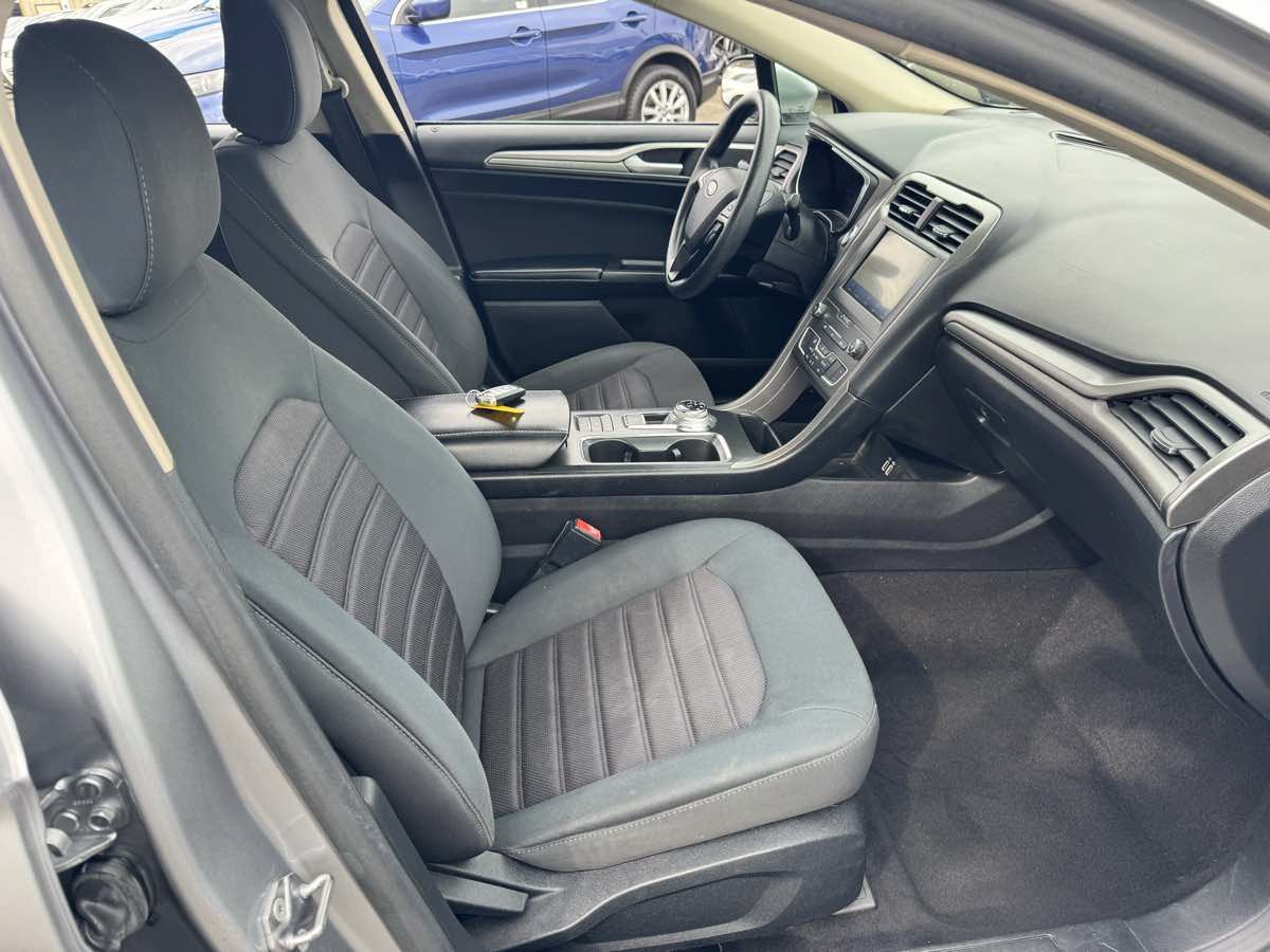 Used 2020 Ford Fusion SE FWD image 13