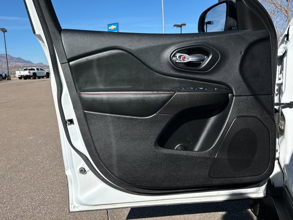 Used 2020 Jeep Cherokee Trailhawk w/ Technology Group image 30